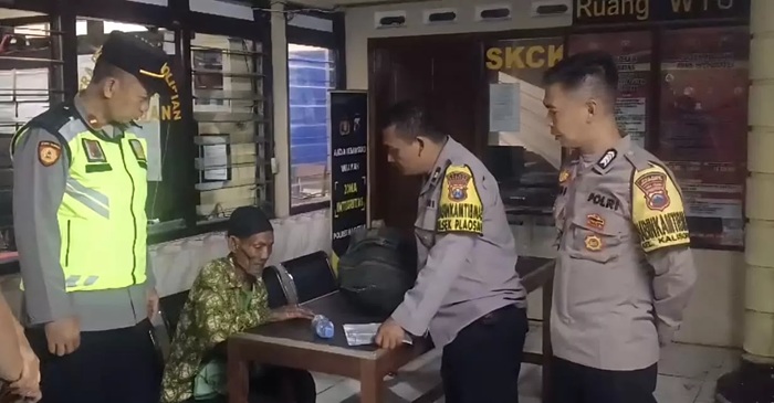 Pria lansia nyasar di Solo usai pulang dari Kalimantan, kini si kakek telah diantar pihak kepolisian.