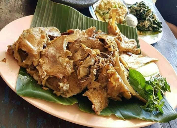Ayam Tim Mbok Iyem Karangpandan melalui proses pengetiman dalam waktu lama sehingga bumbunya meresap
