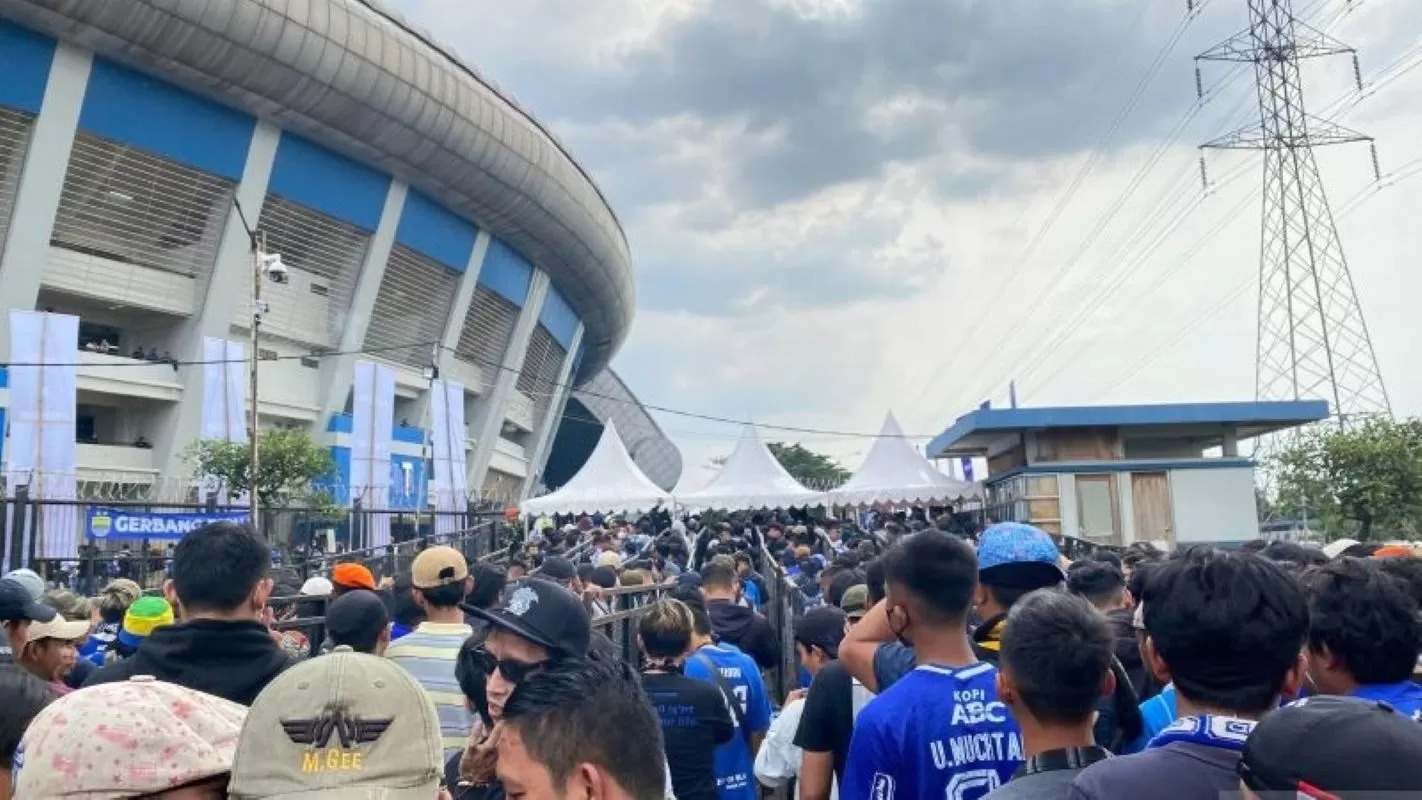 Situasi jelang pertandingan Persib Bandung melawan PSM Makassar di Stadion Gelora Bandung Lautan Api, Kota Bandung, Sabtu (27/12/2025).