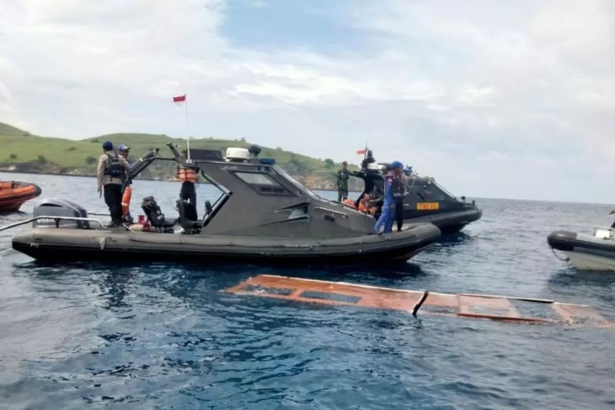 Tim SAR gabungan temukan serpihan kapal wisata KM Putri Sakinah yang mengalami kecelakaan di perairan Pulau Padar, Labuan Bajo, Sabtu (27/12/2025).