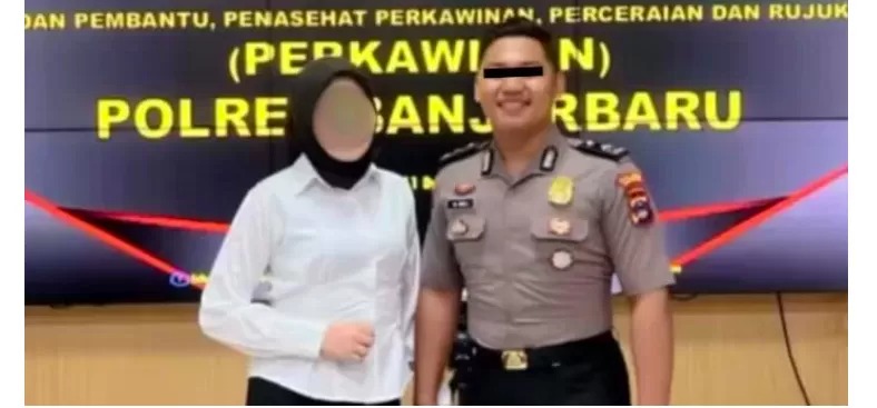 SIAP MENIKAH: Bribda Muhammad Seili berfoto dengan tunangannya usai menjalani Sidang nikah.