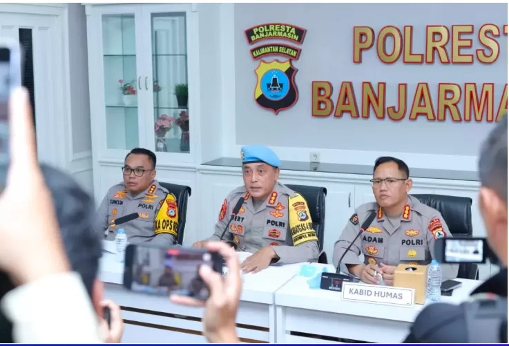 Kabid Propam Polda Kalsel, Kombes Pol Hery Purnomo bersama Kabid Humas Kombes Pol Adam Erwindi dan Kapolresta Banjarmasin Kombes Pol Cuncun Kurniadi memberikan keterangan.