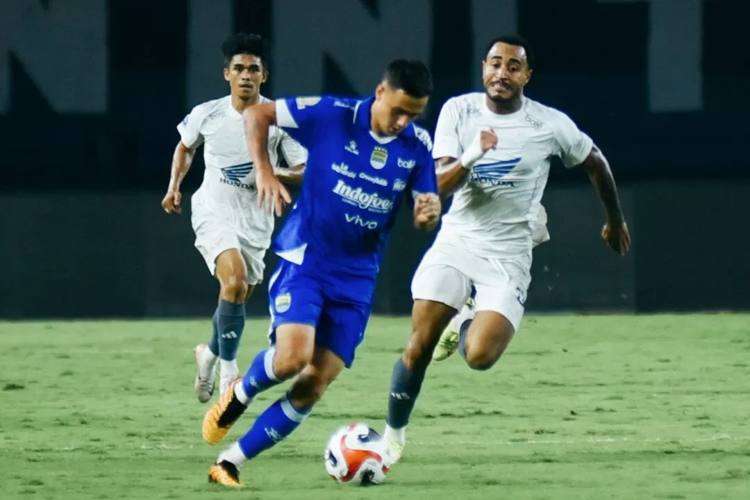 Persib Bandung berhasil memuncaki klasemen Super League 2025/2026 untuk sementara waktu berkat kemenangan 1-0 atas PSM Makassar.