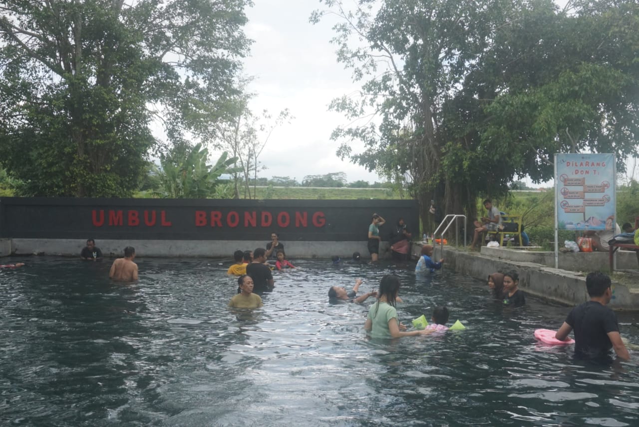 Memasuki libur nataru 2025, Umbul Berondong dibanjiri wisatawan.