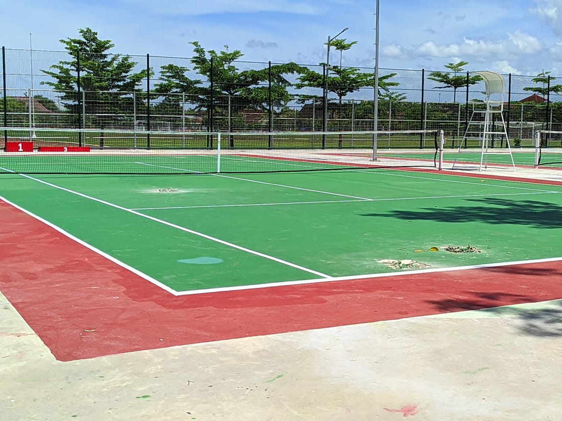 Lapangan tenis STC Pringgodani Wonogiri senilai Rp 1,6 miliar dilaporkan rusak sebelum diresmikan.