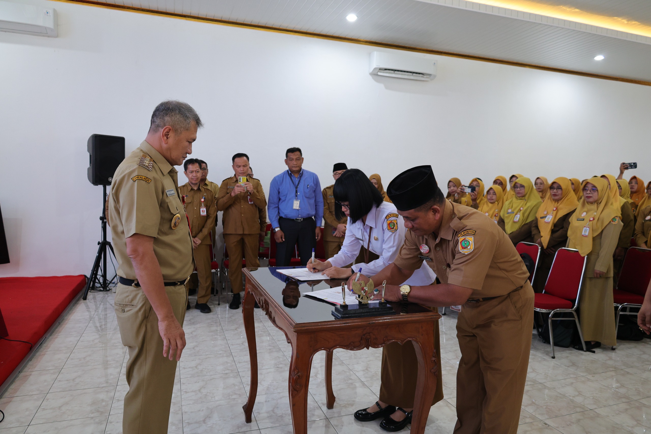 Bupati Wonogiri Setyo Sukarno memimpin penandatanganan perpanjangan surat perjanjian kerja (SPK) bagi PPPK di lingkungan Pemkab Wonogiri Senin (29/12/2025).
