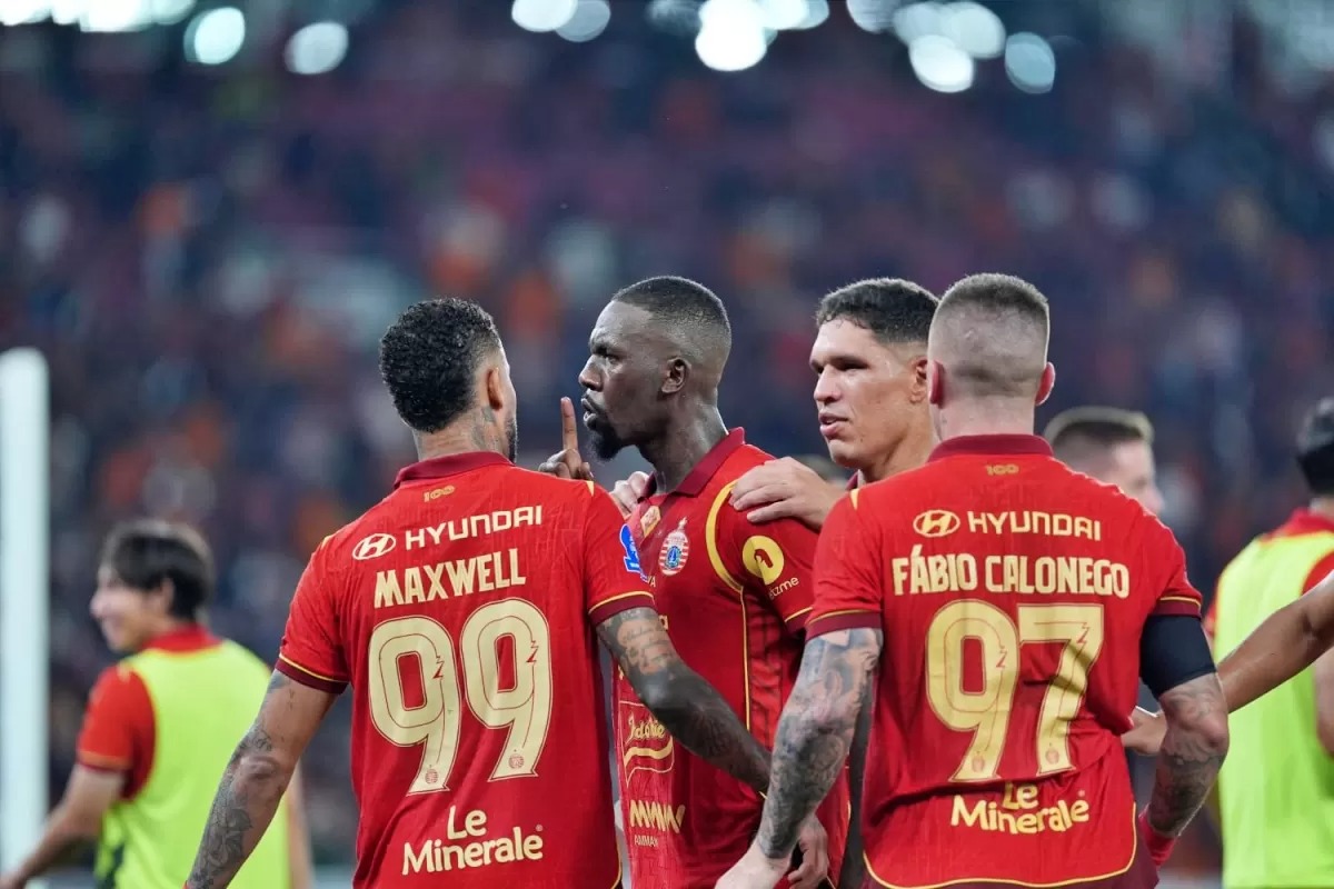 Selebrasi pemain Persija Jakarta, Allano (tengah) usai mencetak gol dari titik putih. Macan Kemayoran kalahkan Bhayangkara FC dengan 3 gol tak terbalas.