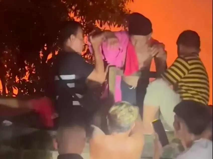 Warga dan petugas saat menyelamatkan korban kebakaran di Panti Werdha, Minggu (28/12/2025).