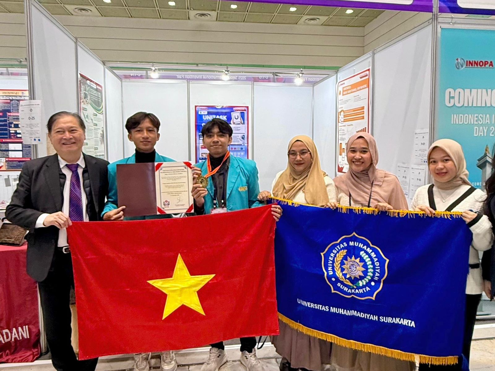 Kolaborasi UMS bersama 3 Universitas Terkemuka di Australia Boyong Gold Medal dan Special Award di SIIF Korea Selatan