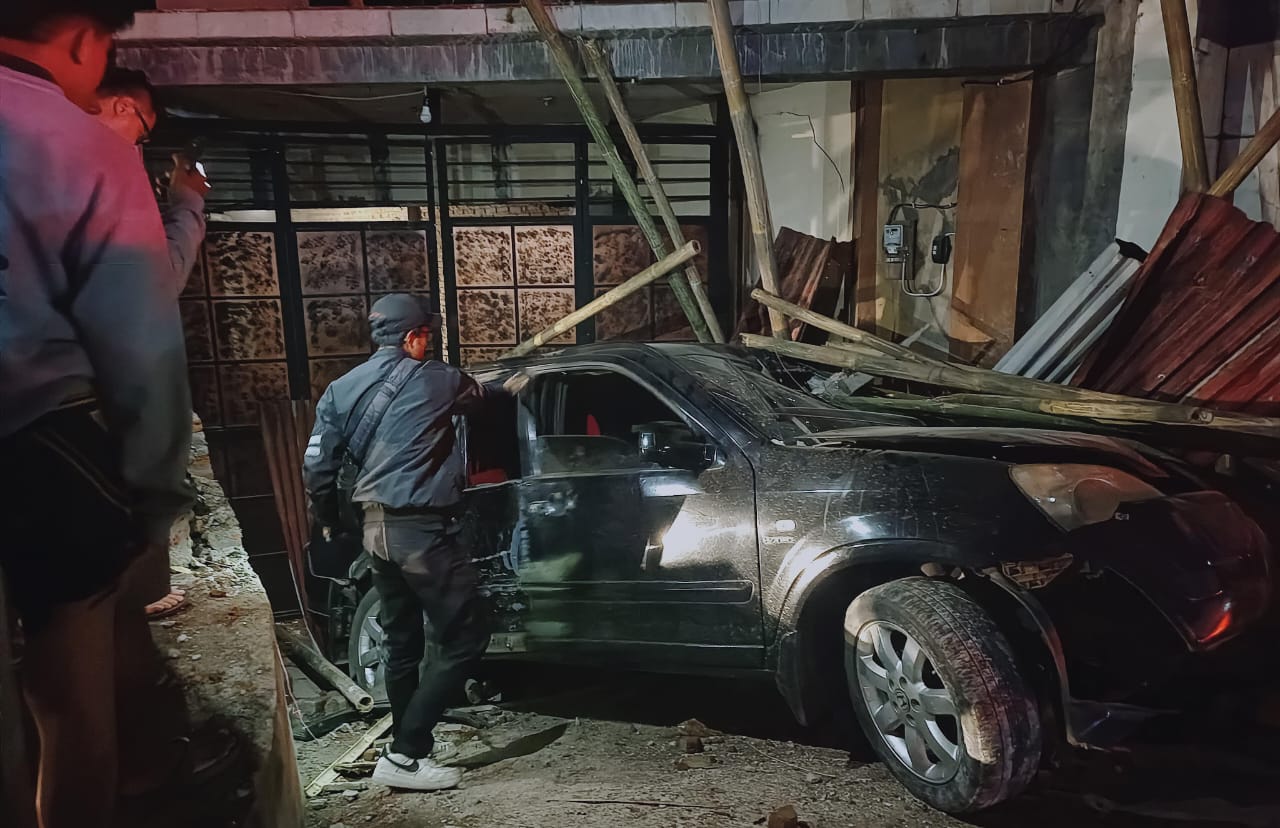 Rem blong, Honda CR-V yang dikendarai perempuan dan 3 rekannya tabrak bangunan warga.