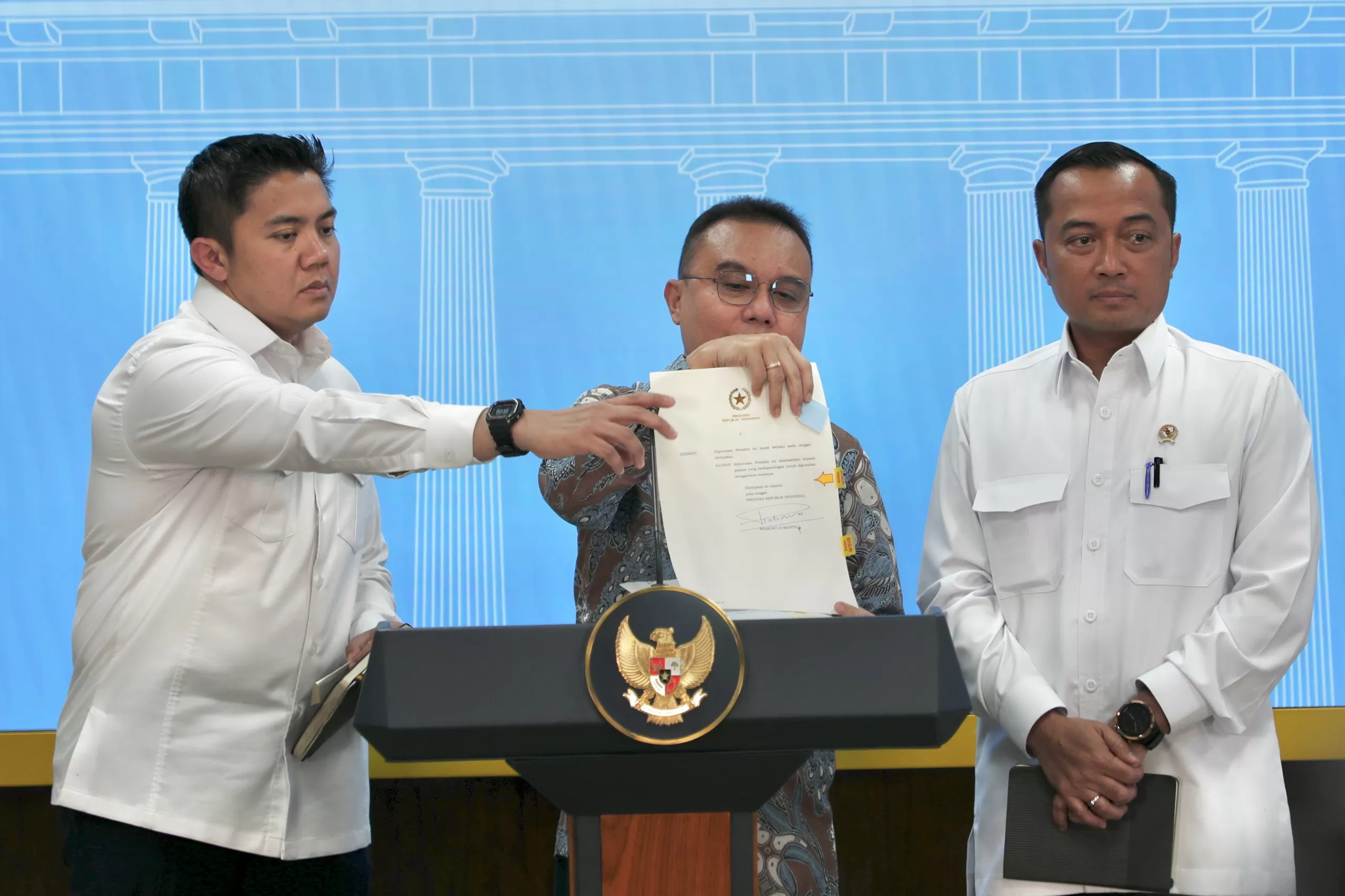 Satu Bulan Pascabencana Sumatera, Seskab Teddy Pamer Progres Super Cepat.