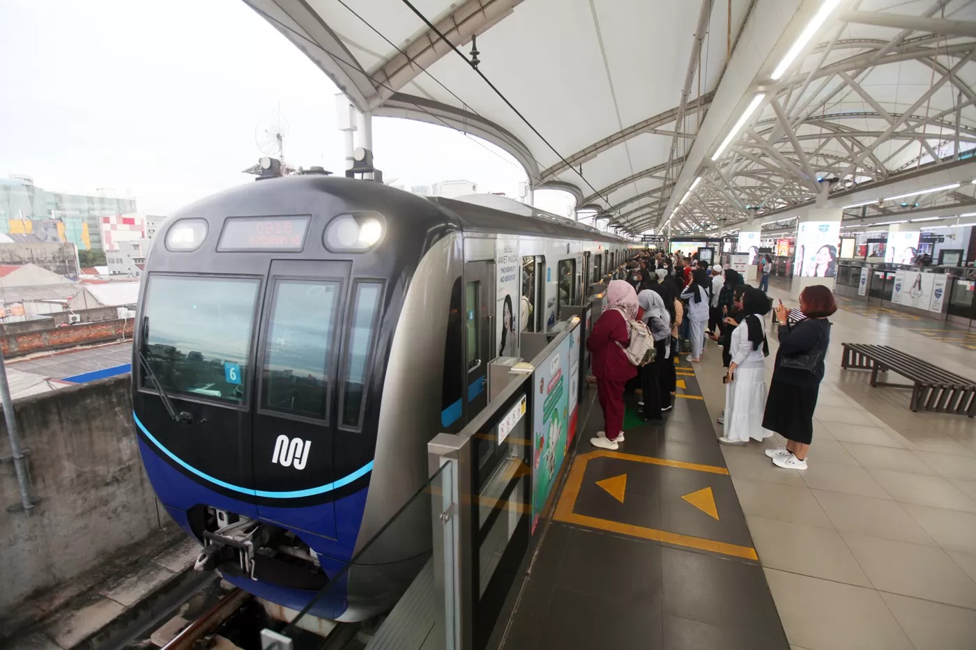 Sejumlah penumpang menaiki kereta MRT Jakarta di Stasiun MRT ASEAN, Jakarta, Kamis (26/12/2024).