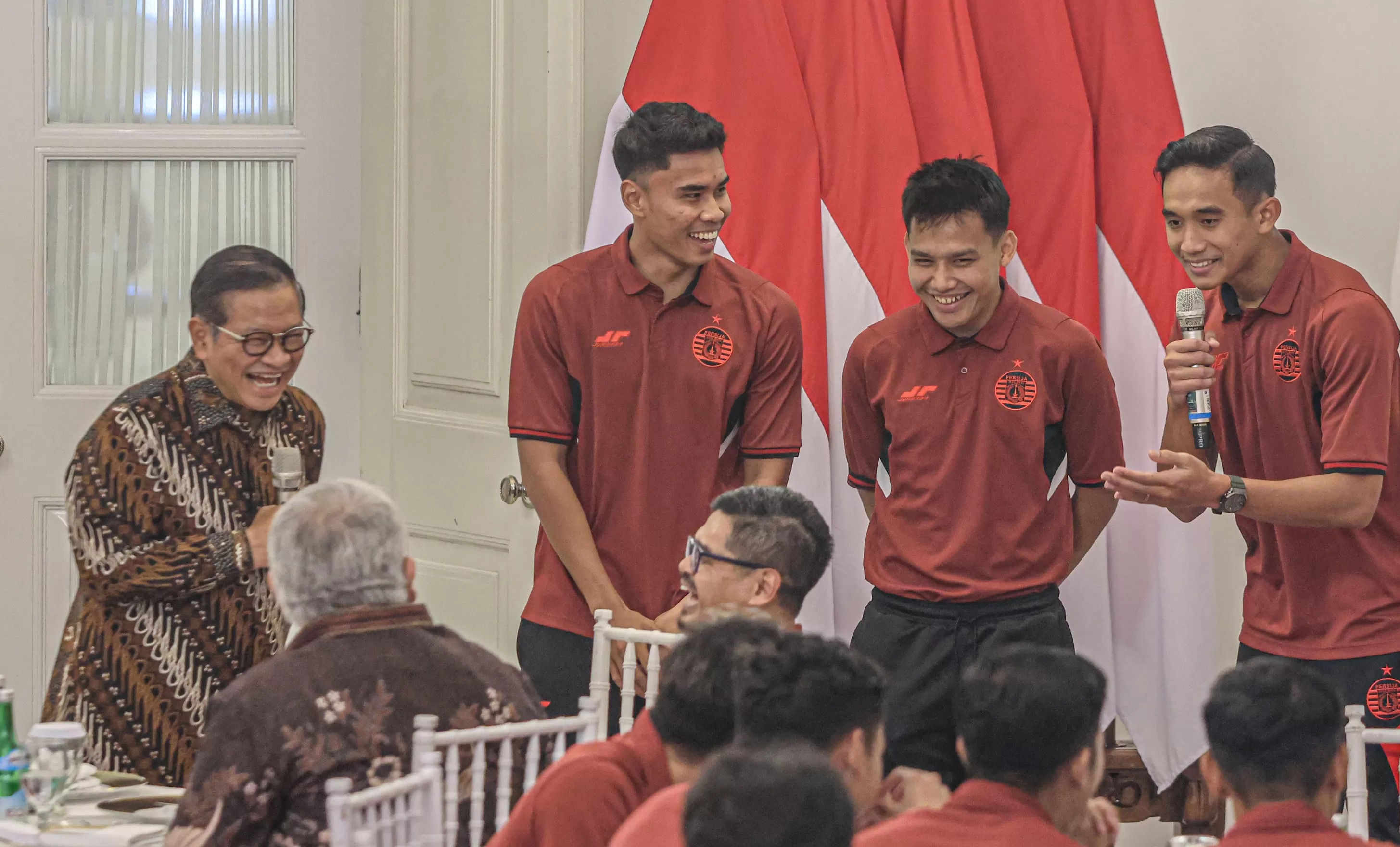Gubernur DKI Jakarta Pramono Anung (kiri) berbincang dengan para pesepak bola Persija di Balaikota, Jakarta, Kamis (10/04/2025).