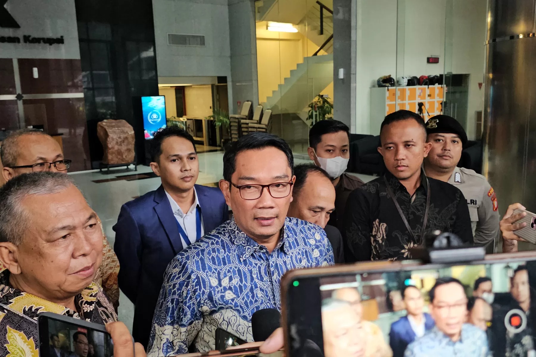 Mantan Gubernur Jawa Barat (Jabar) Ridwan Kamil usai menjalani pemeriksaan di Gedung Merah Putih KPK, Jakarta, Selasa (2/12/2025).