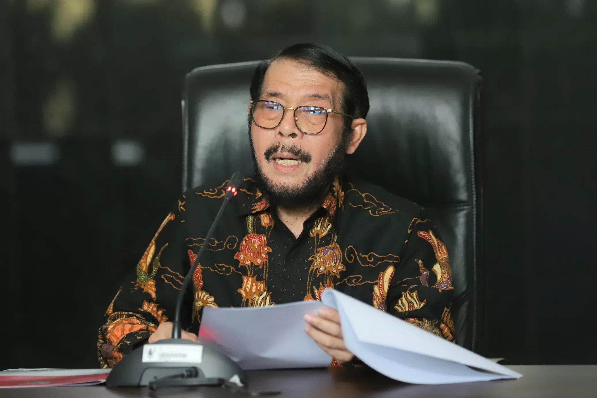 Mantan Hakim Mahkamah Konstitusi Anwar Usman saat konferensi pers setelah terbukti melakukan pelanggaran berat di Gedung MK, Jakarta.