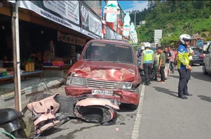 Diduga rem blong, mobil Isuzu Panther menabrak Toyota Agya dan empat motor di Bundaran HI Cicoa, Tawangmangu, Karanganyar.