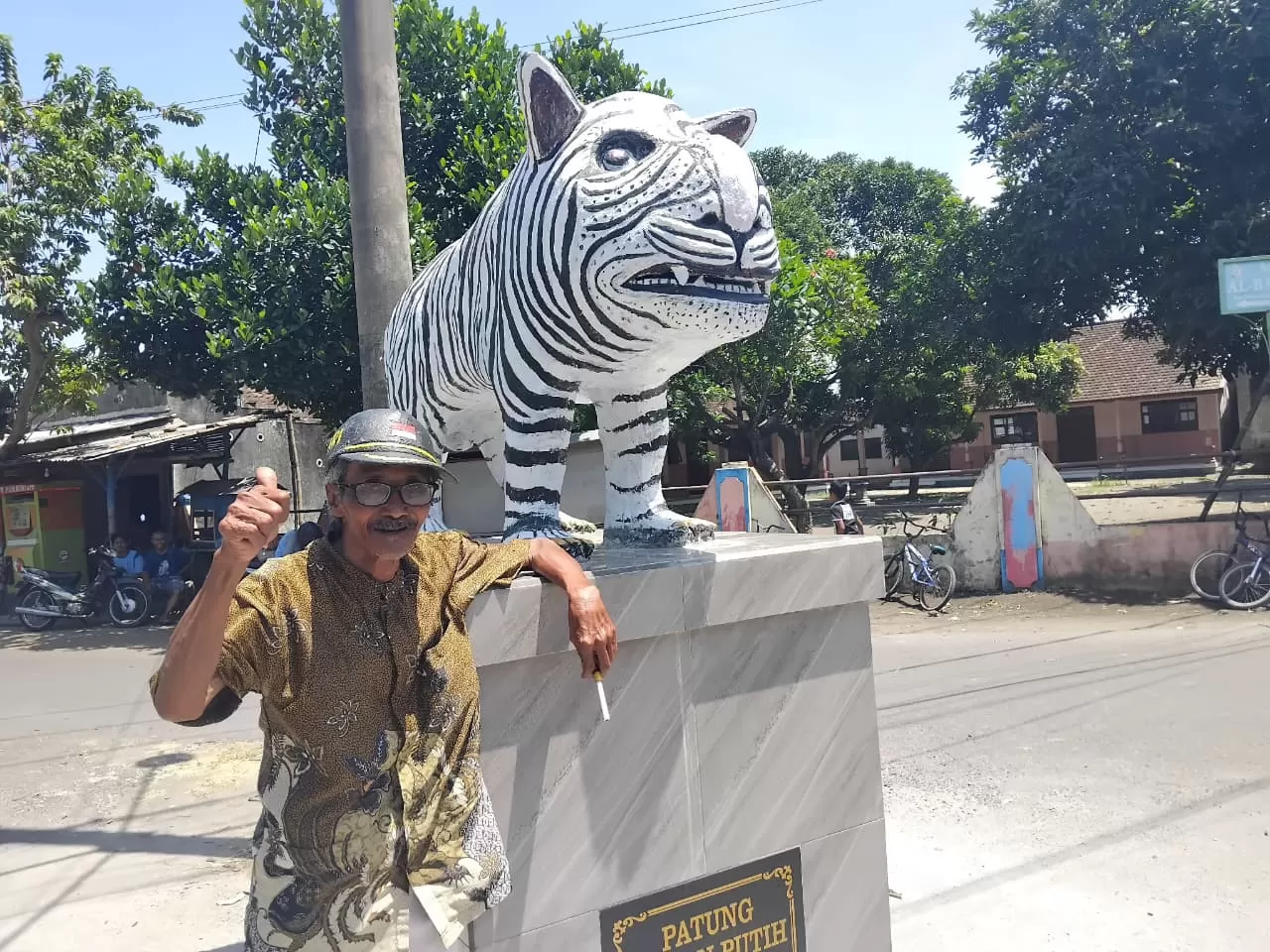 Suwari berpose di depan patung macan putih yang sedang viral