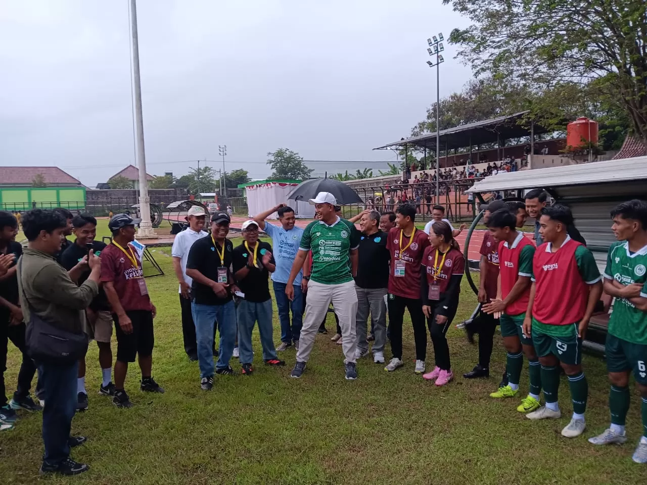 Bupati Klaten Hamenang Wajar Ismoyo saat memberikan semangat para pemain PSIK Klaten untuk menatap laga selanjutnya.