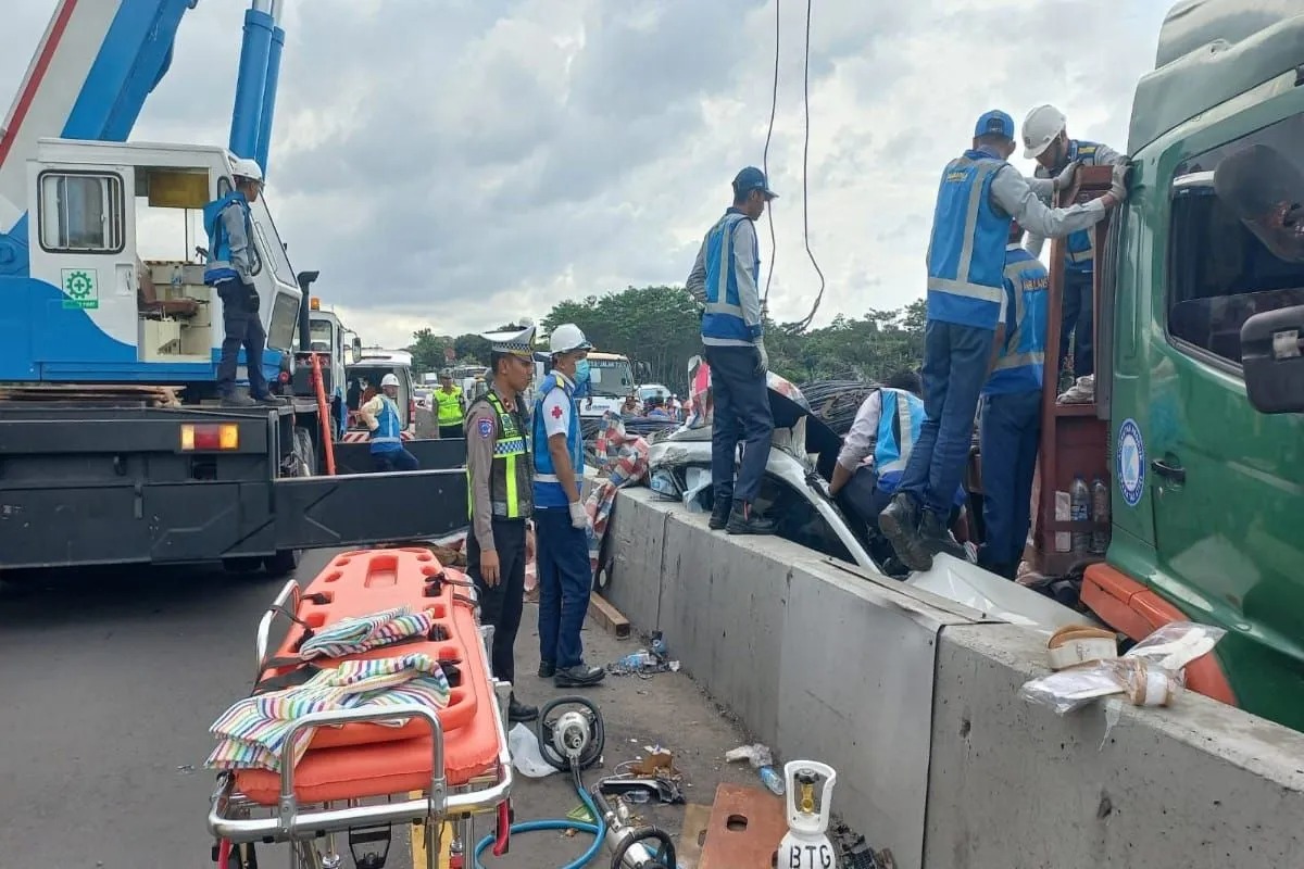Petugas Satlantas Polres Batang sedang melakukan proses evakuasi kecelakaan di Tol Batang-Semarang, di Batang, Minggu siang (4/1/2026).