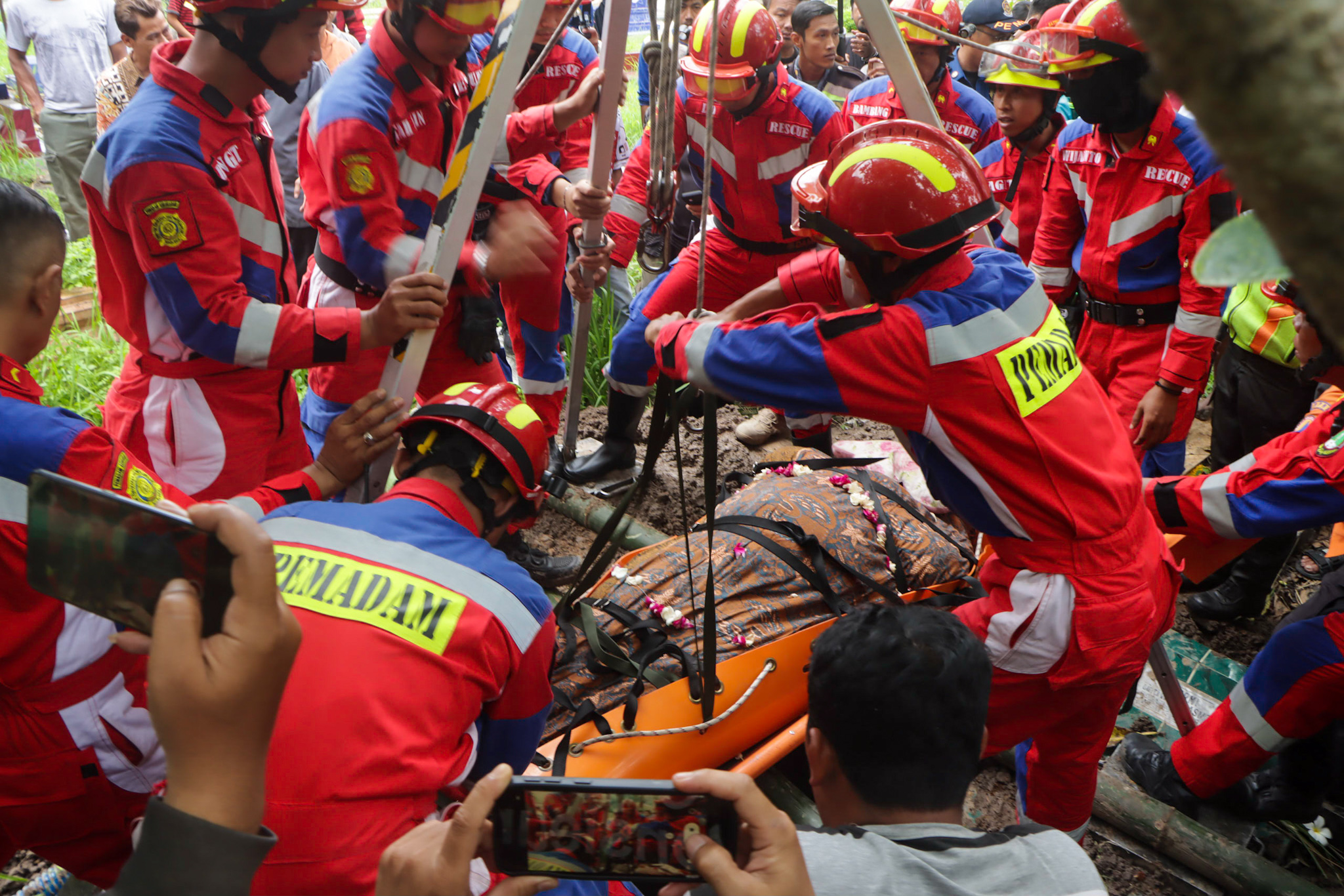 Petugas Damkar turun tangan bantu pemakaman warga berbobot 200 kg di Sukoharjo.