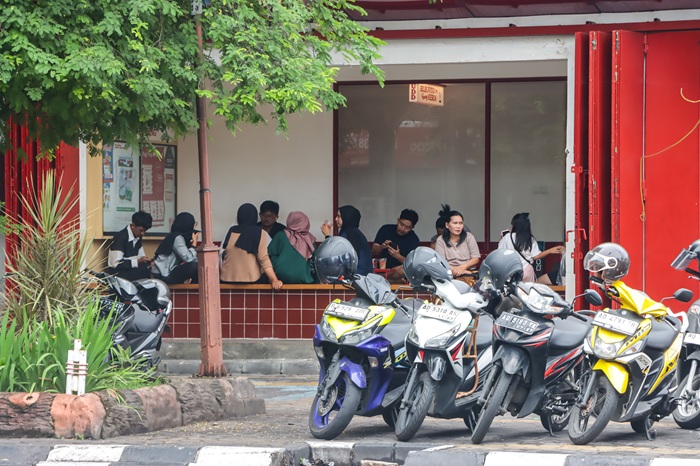 Pertumbuhan coffee shop di Solo yang mencapai 174 usaha baru berdampak pada meningkatnya kebutuhan parkir tepi jalan.