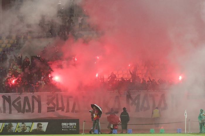 Suporter Persis Solo menyalakan flare usai tim kebanggaan mereka di tekuk Persita 3-0