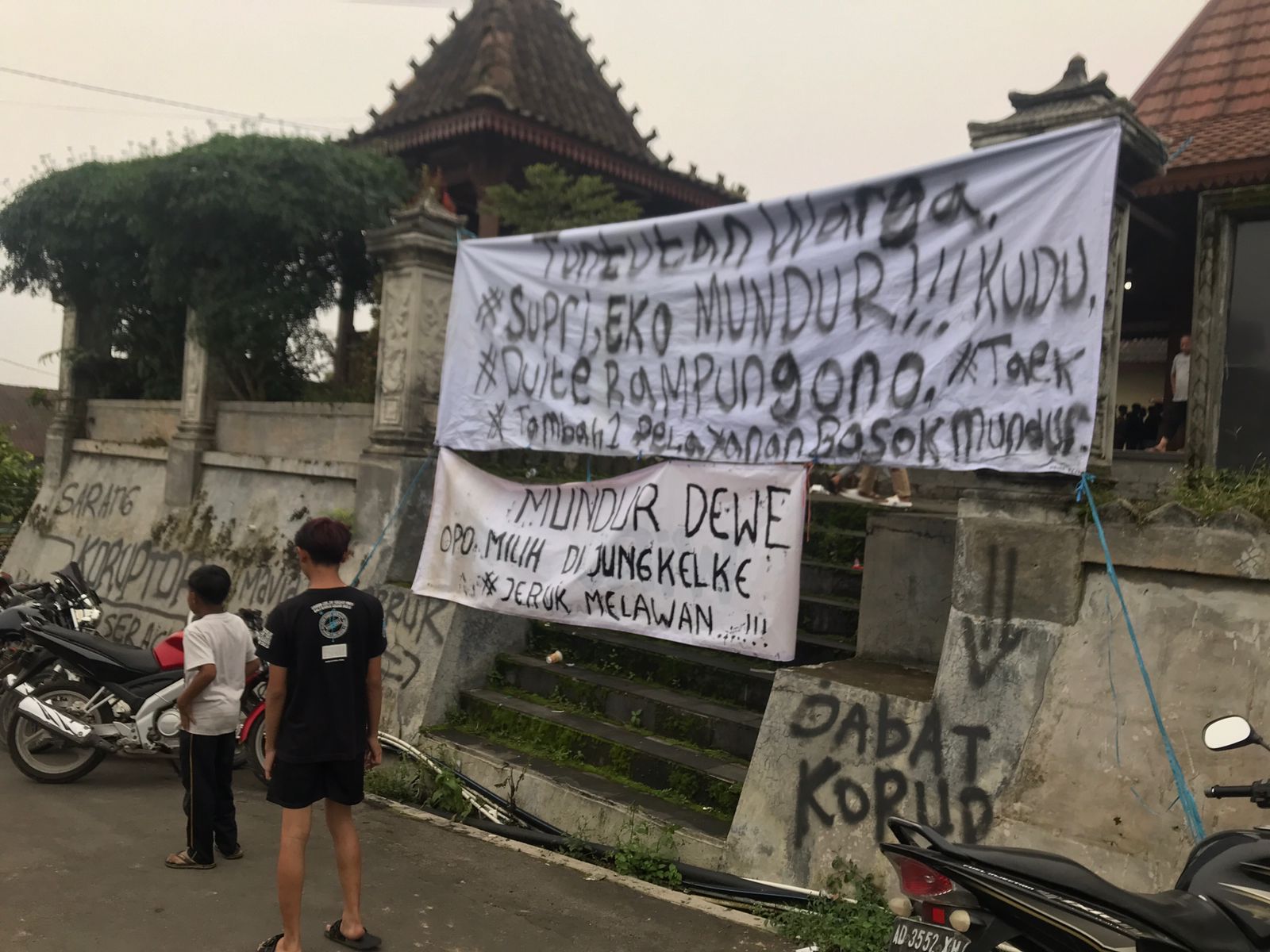 Spanduk demo yang dipasang warga jeruk (31/12/2025).