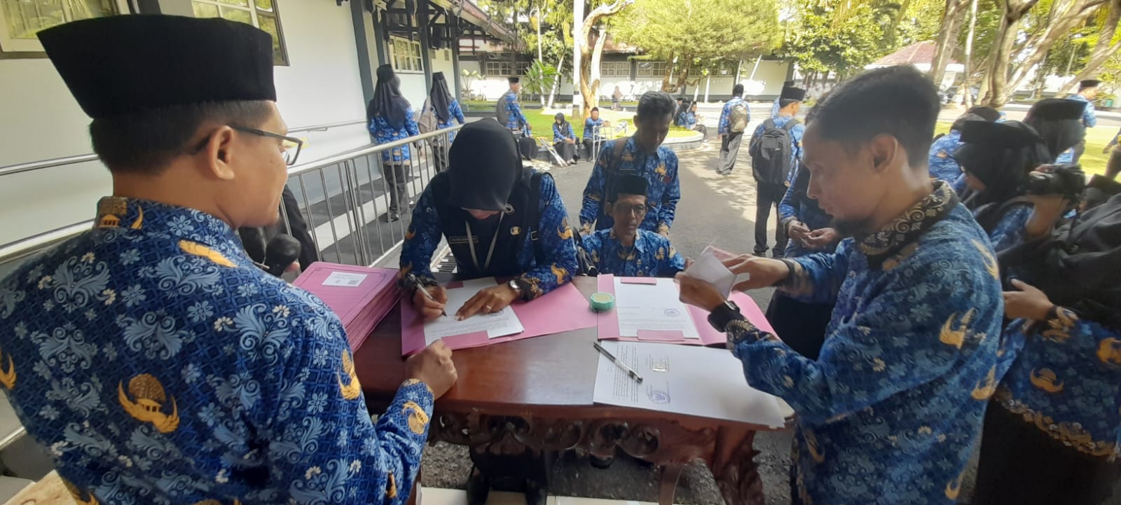 Sejumlah PPPK Paruh Waktu saat menerima SK pengangkatan.
