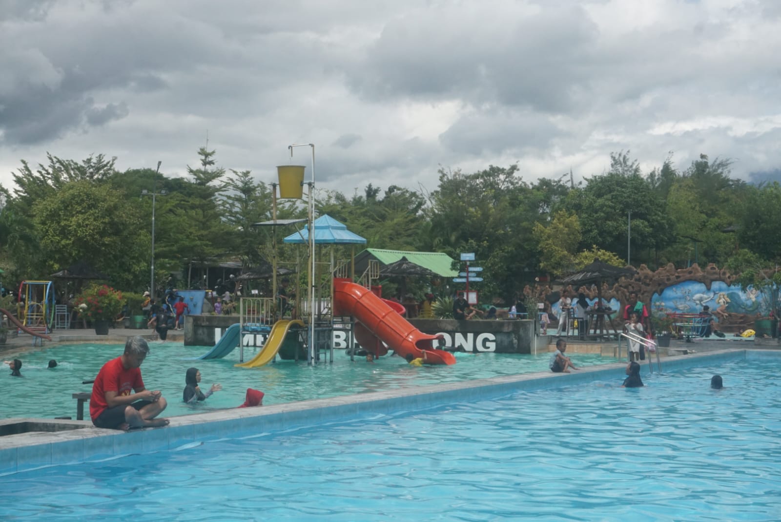 Kondisi wisata Klaten yang dipenuhi wisatawan saat momen libur Natal dan Tahun Baru (Nataru) 2026.