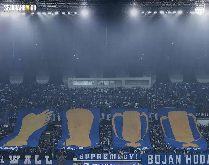 Euforia Bobotoh penuhi Stadion GBLA ayakan gelar juara Persib Bandung dengan penuh sukacita.