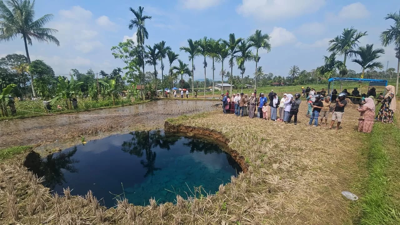 Sinkhole yang muncul di Jorong Tepi, Lima Puluh Kota, Sumbar kini tampak berwarna kebiruan.
