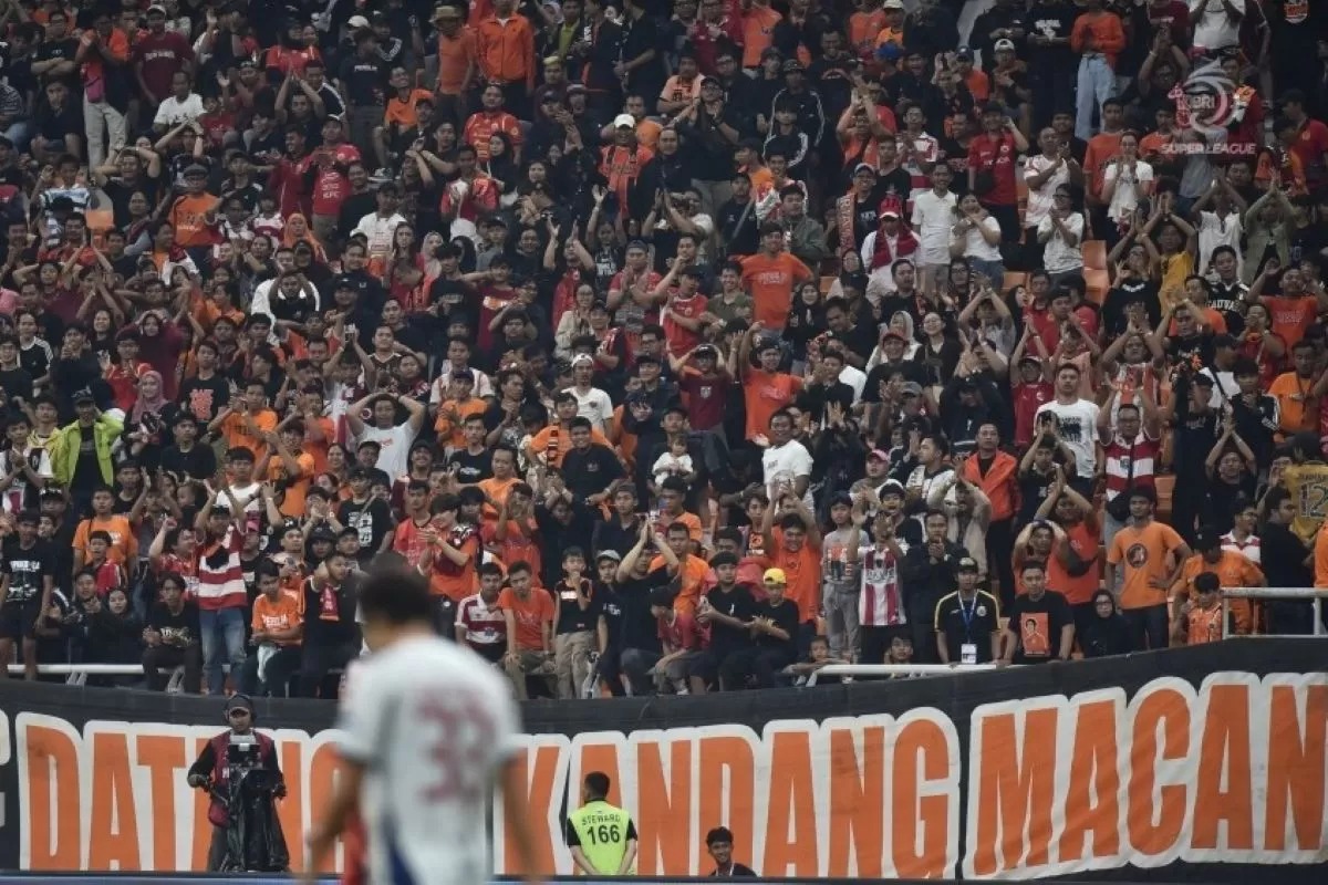 Jakmania saat memberi dukungan langsung untuk tim Persija di stadion.