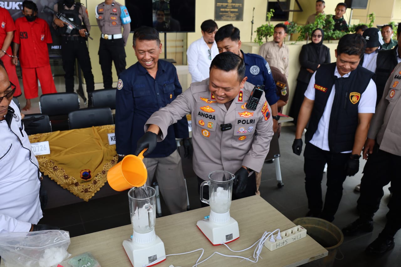 Sepanjang 2025, Satresnarkoba Polres Sukoharjo mengungkap 38 kasus narkotika dan psikotropika, mengamankan 54 tersangka serta barang bukti senilai Rp1,7 miliar.