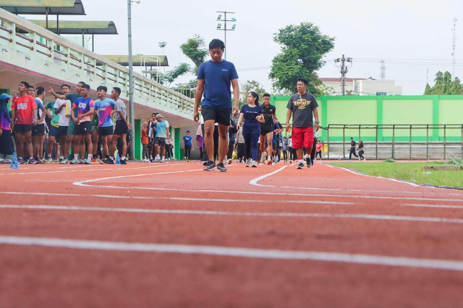 Jogging track baru Stadion Trikoyo Klaten berstandar modern, langsung diserbu ratusan pelari.