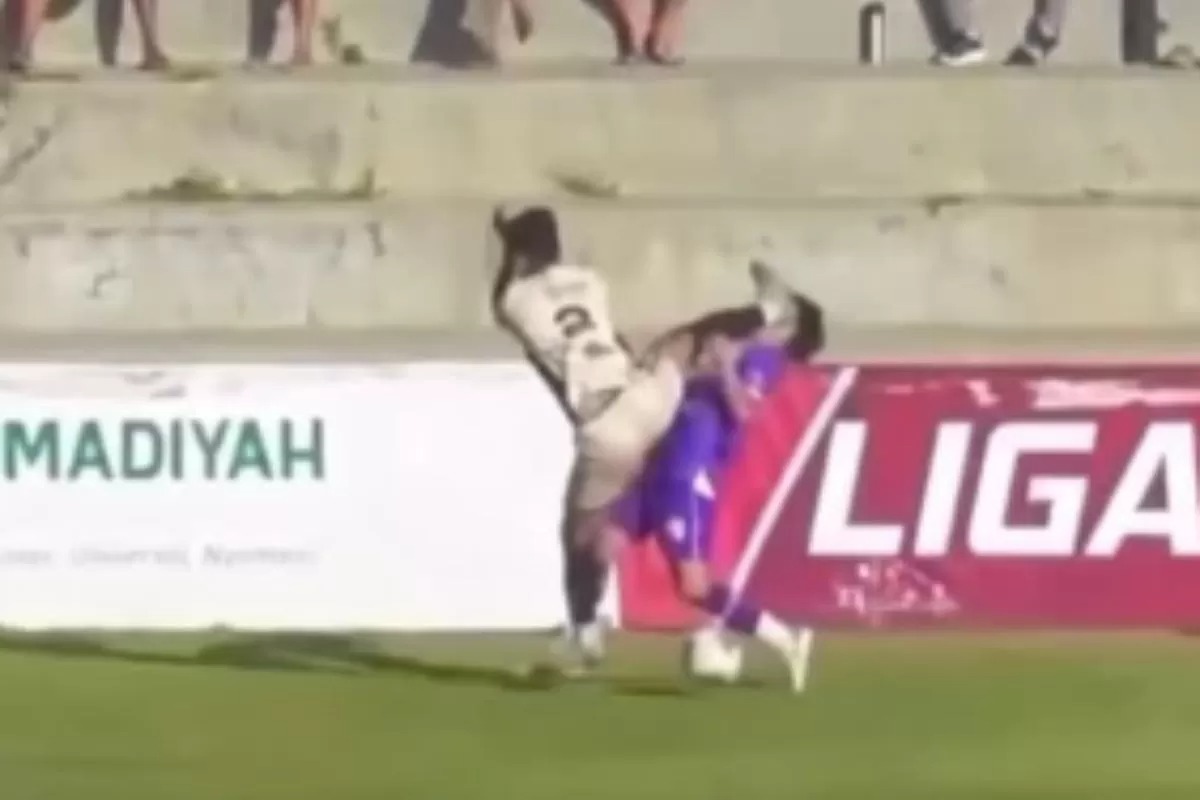 Pemain Kafi Jogja melakukan tendangan kungfu ke pemain UAD FC.