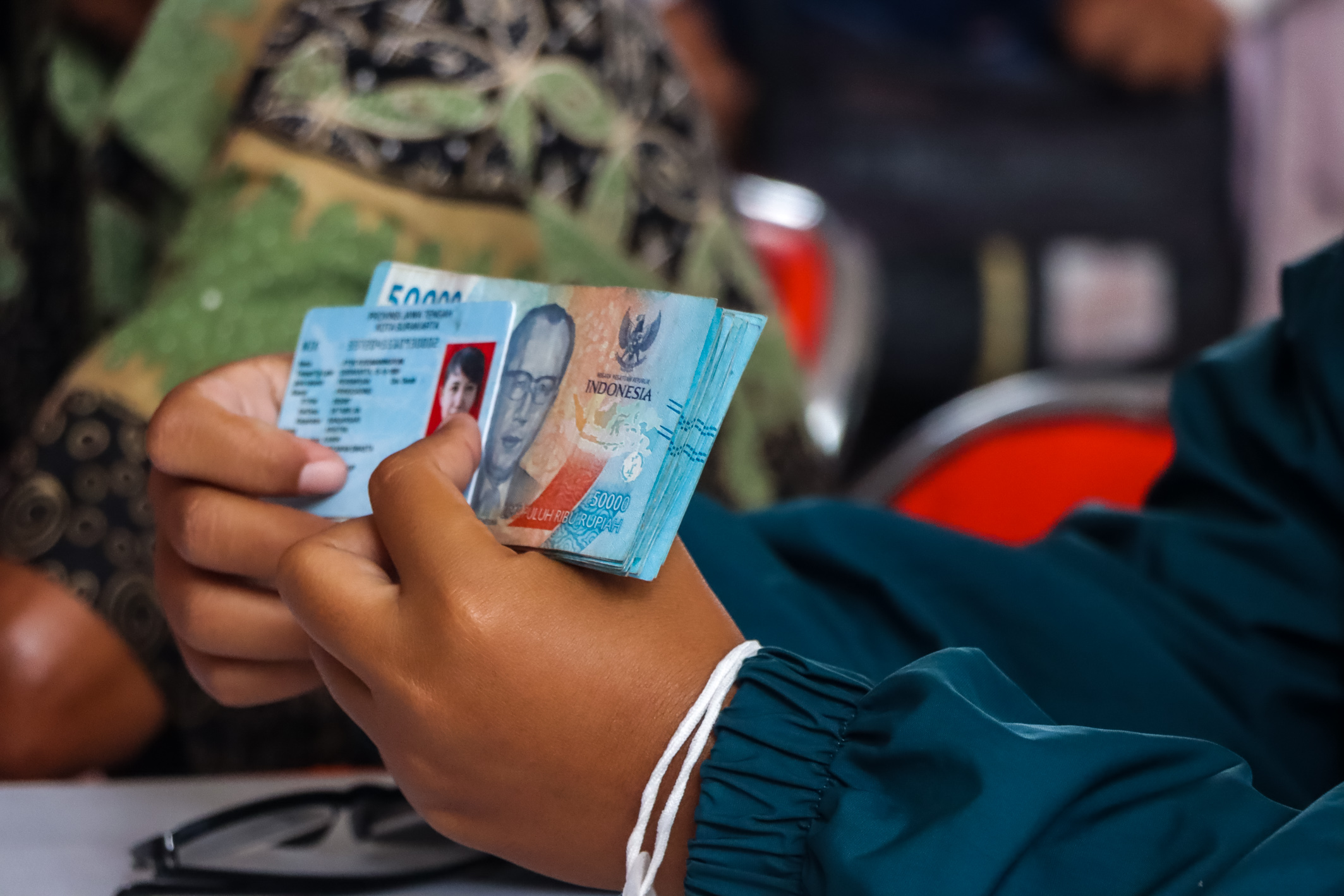 Ilustrasi penyaluran bantuan sosial (bansos). Deretan bansos dibekukan awal Januari 2026.