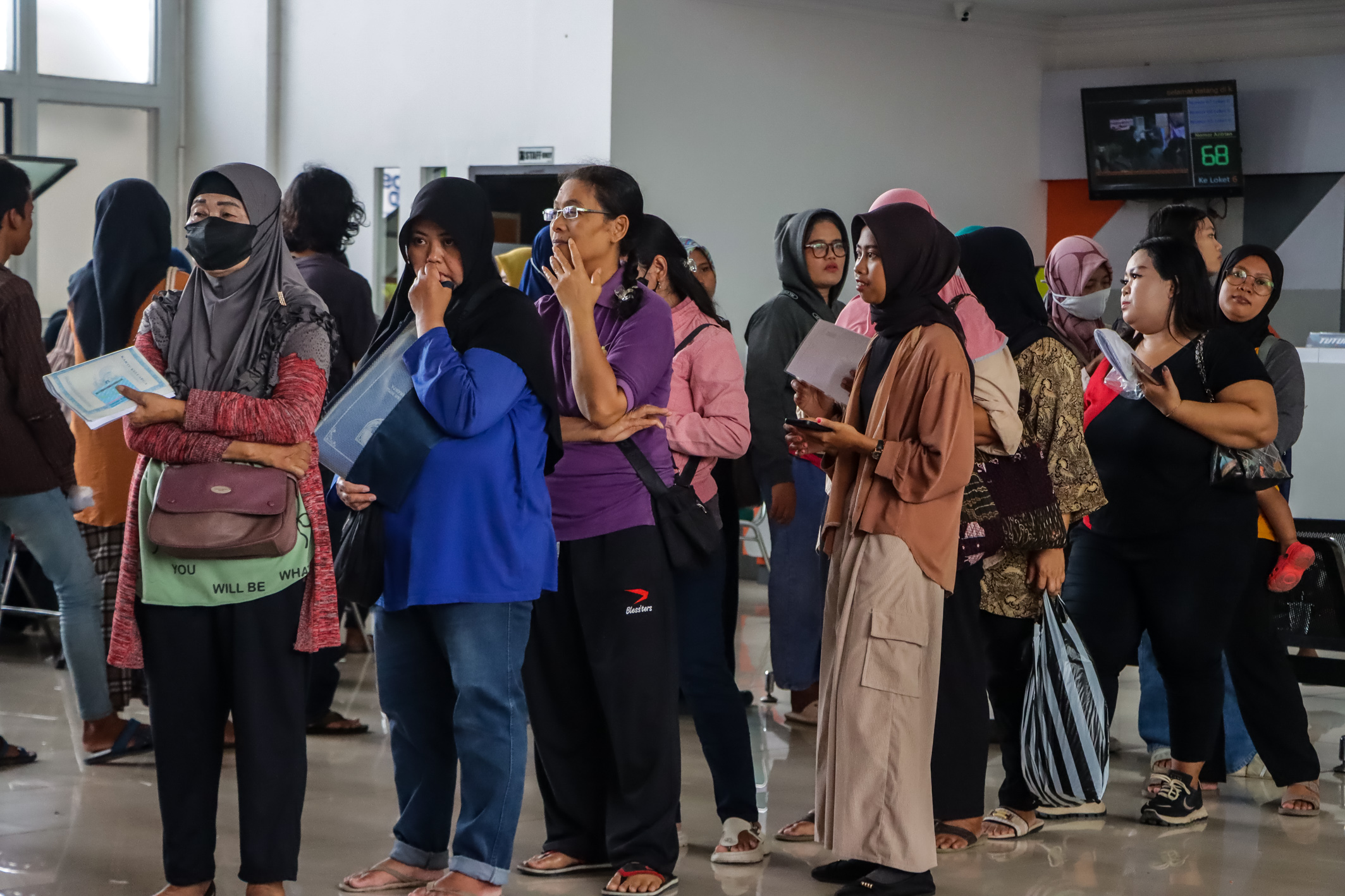 Ilustrasi - Antrean pengambilan bantuan sosial (bansos) di Kantor Pos.