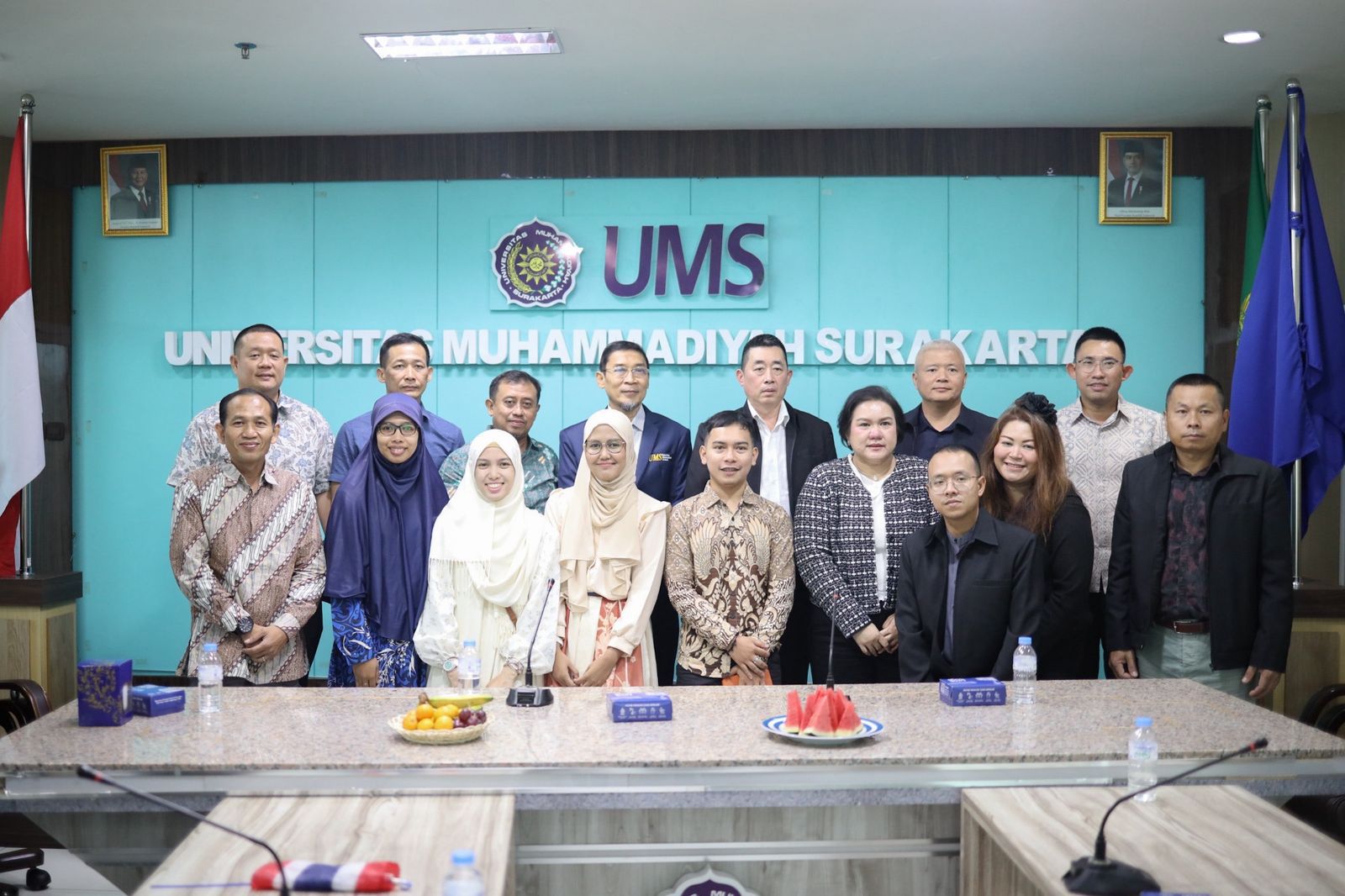 Foto bersama antara UMS dengan delegasi Angkatan Darat Kerajaan Thailand (Royal Thai Army) di Kampus UMS, Kamis (8/1)
