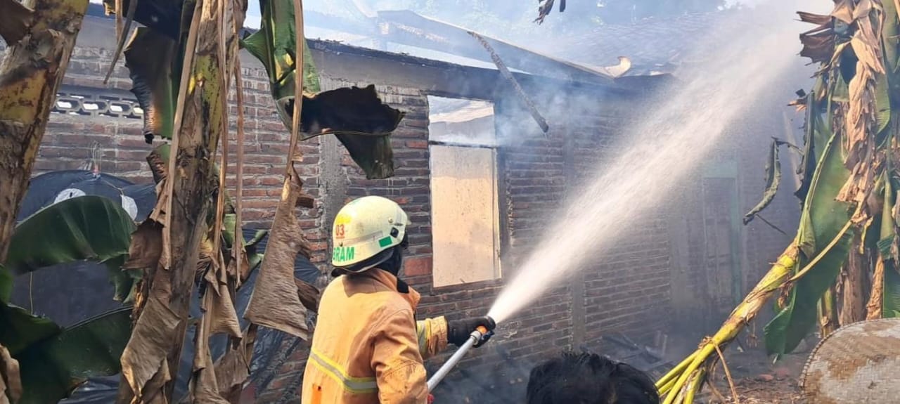 NAAS : Rumah Sugiyem, warga Desa Sribit, Kecamatan Sidoharjo habis dilalap si jago merah ketika di tinggal ke sawah.