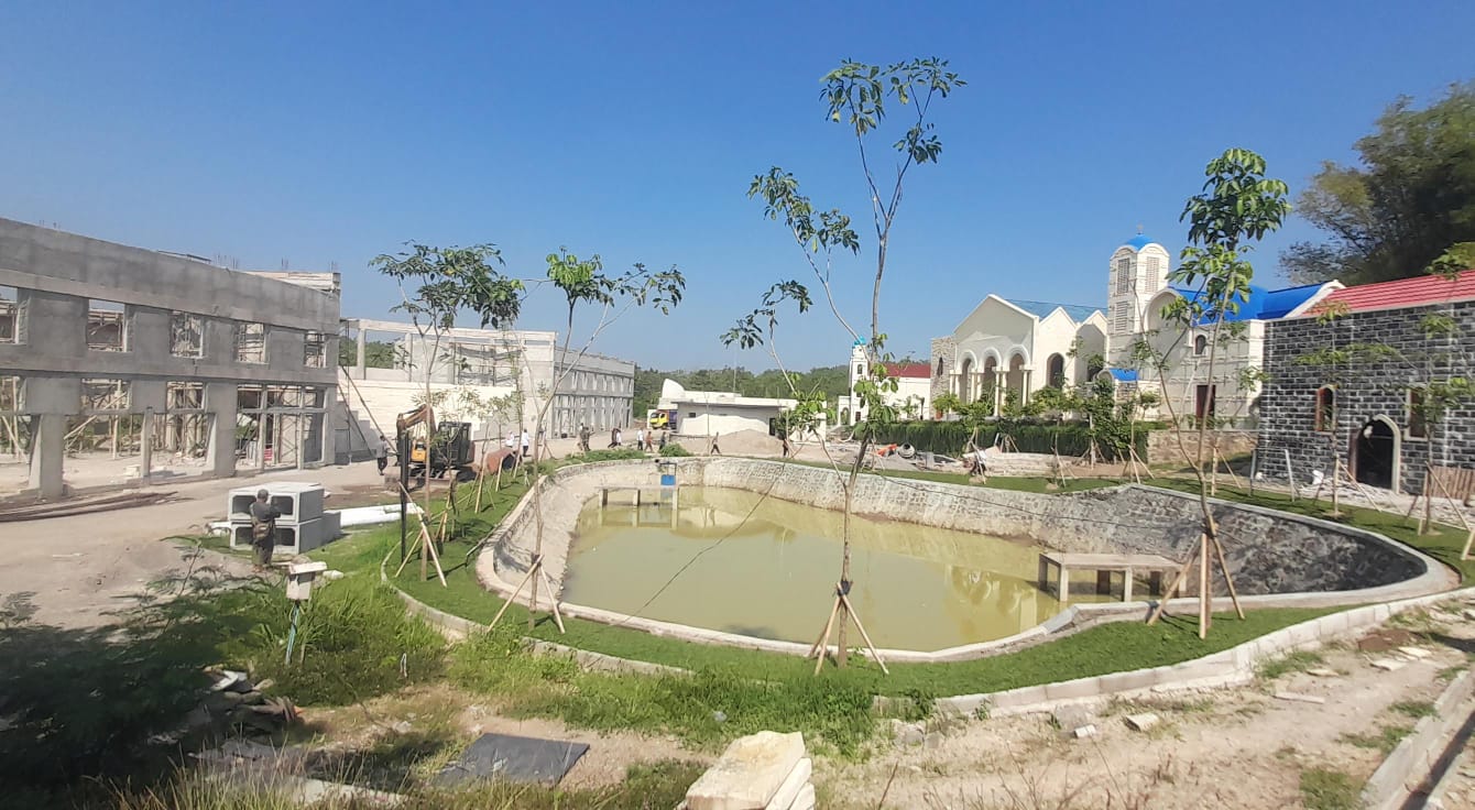 Pembangunan kawasan sarana ibadah Hollyland di Karanganyar yang sudah mencapai 80 persen.