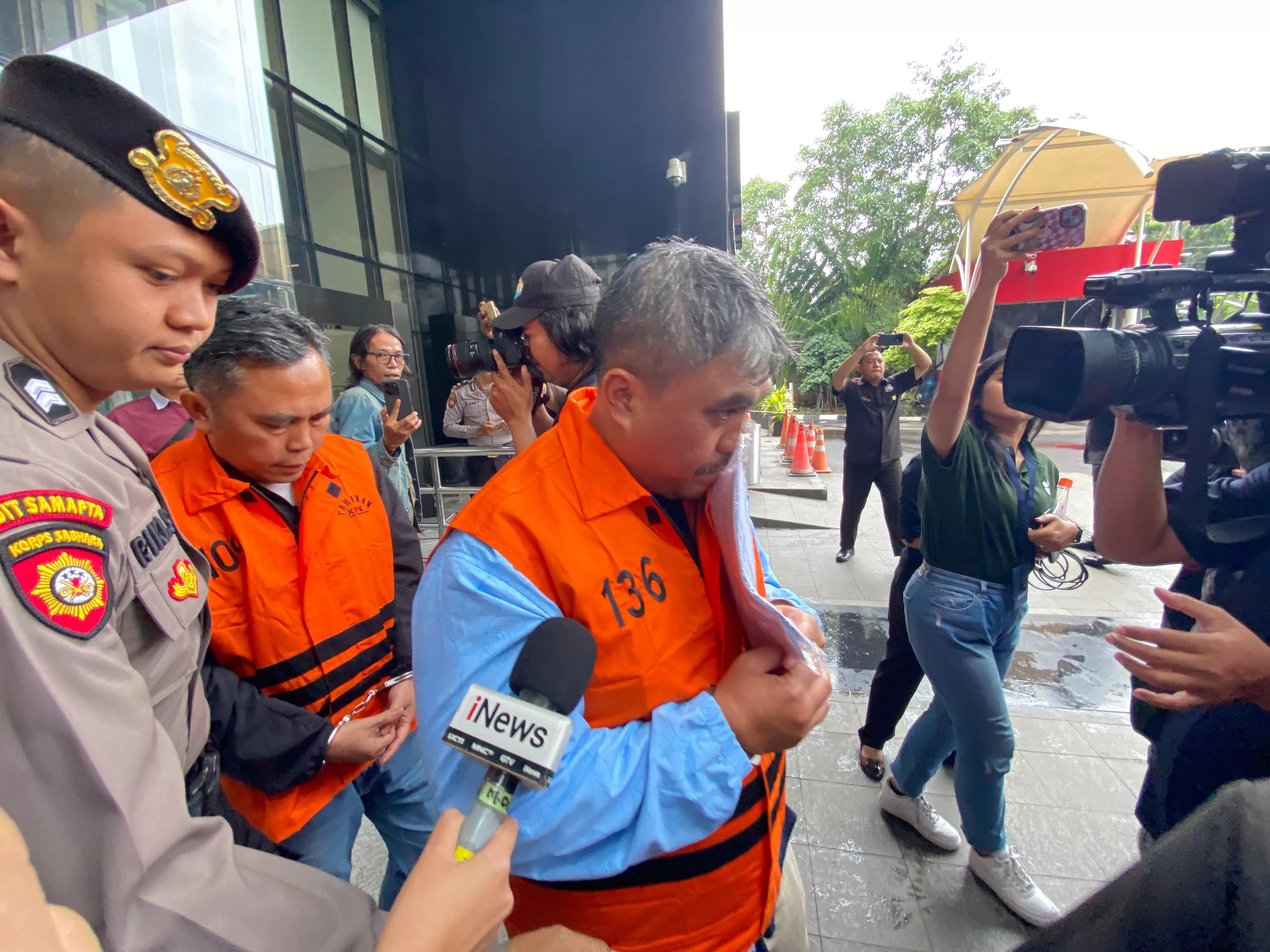 KPK menetapkan 5 tersangka terkait OTT pejabat pajak di Jakarta Utara. Salah satu tersangka adalah Kepala Kantor Pelayanan Pajak Madya Jakarta Utara Dwi Budi Iswahyu.