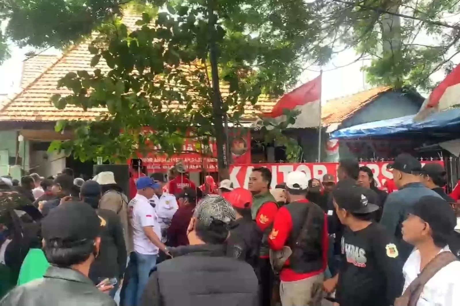 Ratusan anggota Madas berjaga di depan kantor DPD Jatim setelah mendengar kabar akan dieksekusi oleh juru sita PN Surabaya, Senin (12/1/2026).