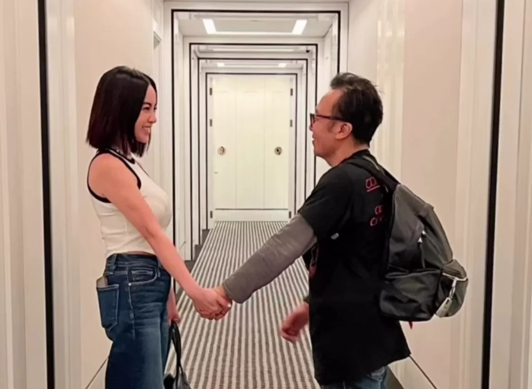 Dearly Joshua dan Ari Lasso dikabarkan putus setelah tidak lagi follow akun Instagram mantan vokalis Dewa 19 tersebut.