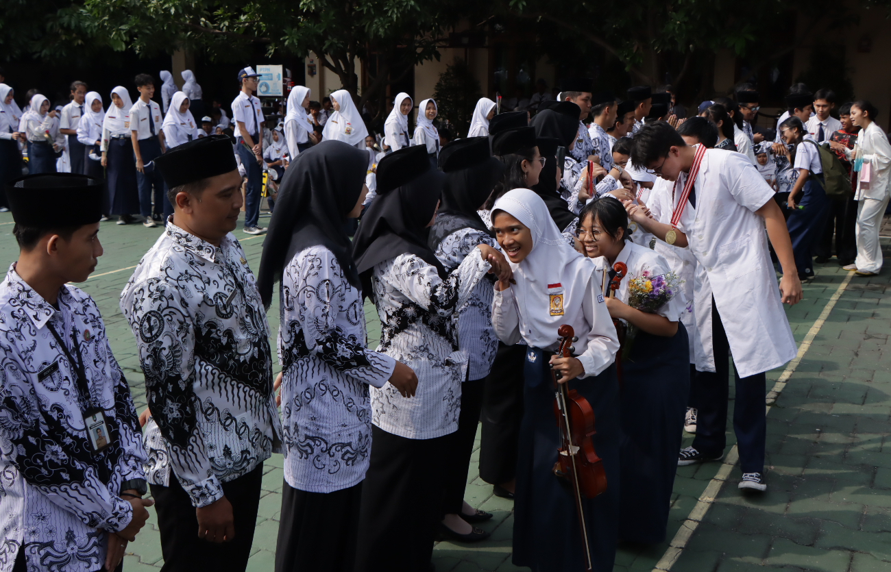 Ilustrasi Guru - Peringatan Hari Guru di SMP 1.