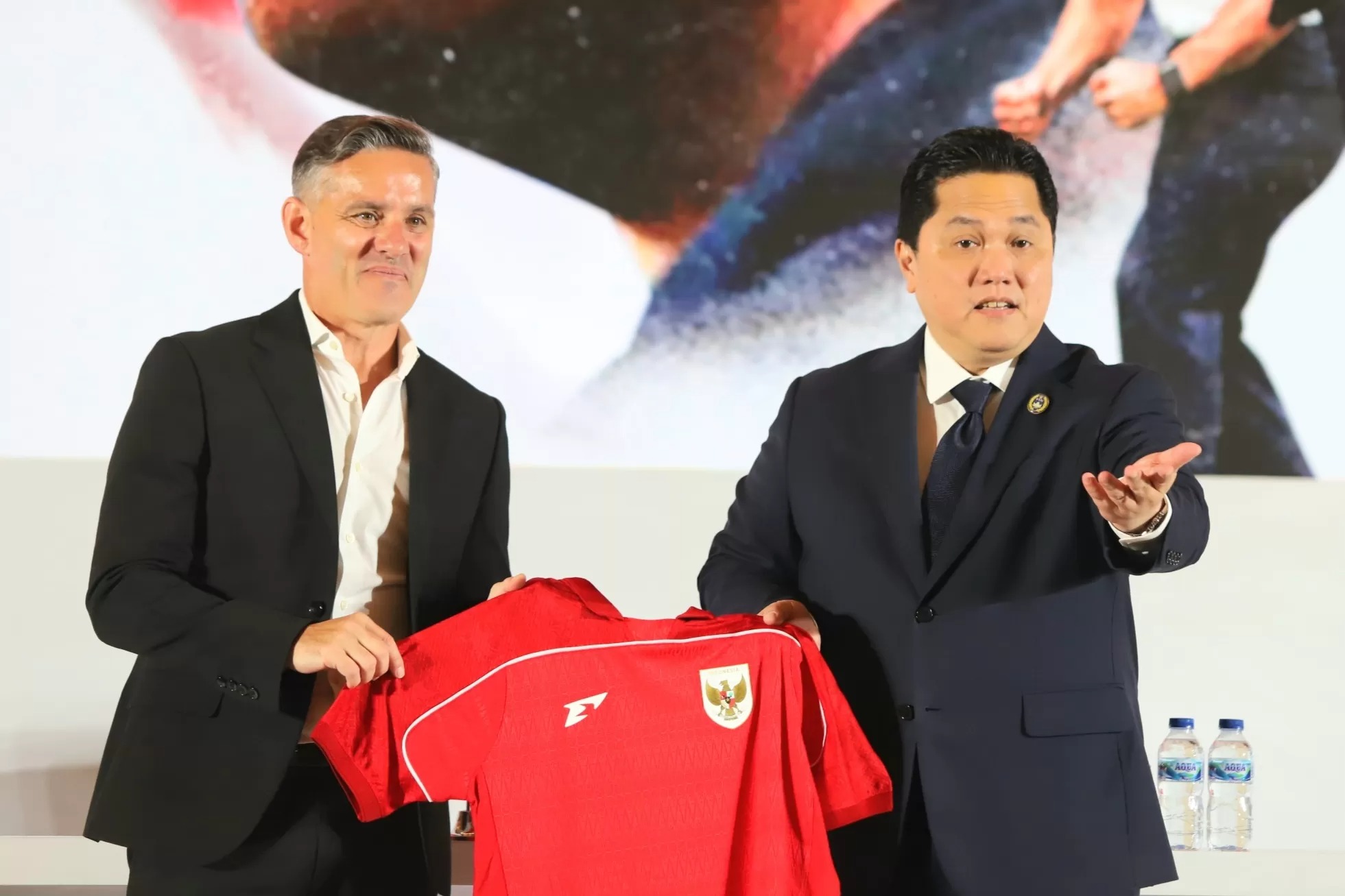 Pelatih baru Timnas Indonesia John Herdman bersama Ketua PSSI Erick Thohir saat di perkenalkan kepada publik.