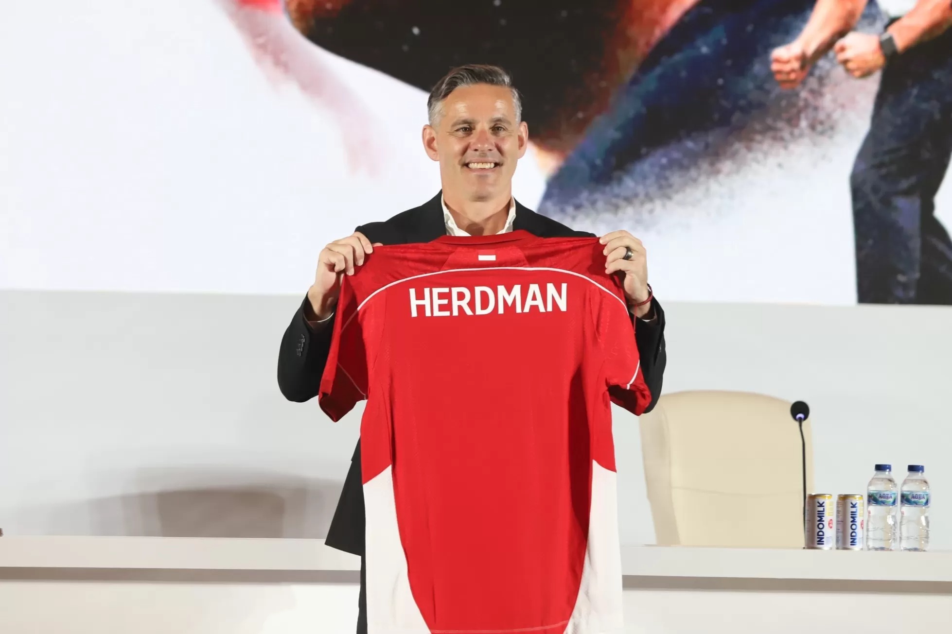 Pelatih baru Timnas Indonesia John Herdman resmi di perkenalkan ke pada publik di Jakarta, Selasa (13/1/2026).