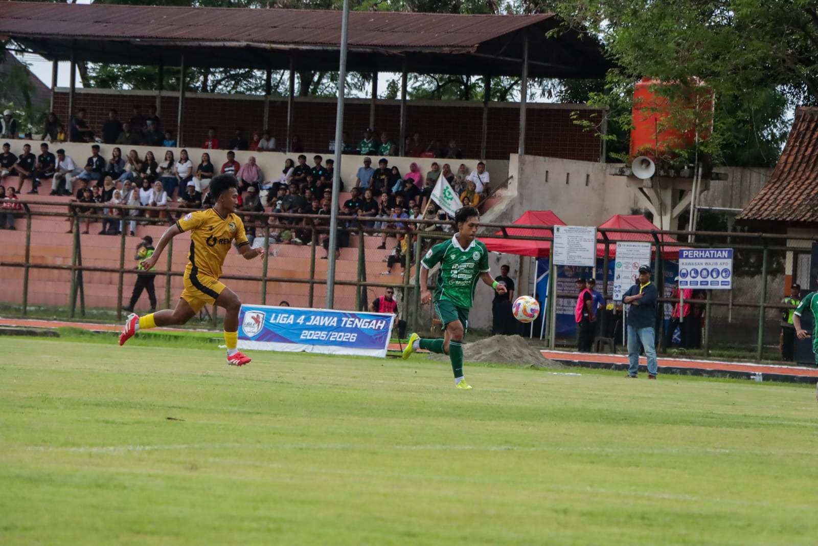 Pertandingan antara PSIK Klaten vs Revo FC Semarang dalam lanjutan Grup B Liga 4 Jateng 2025/2026 di Stadion Trikoyo Klaten