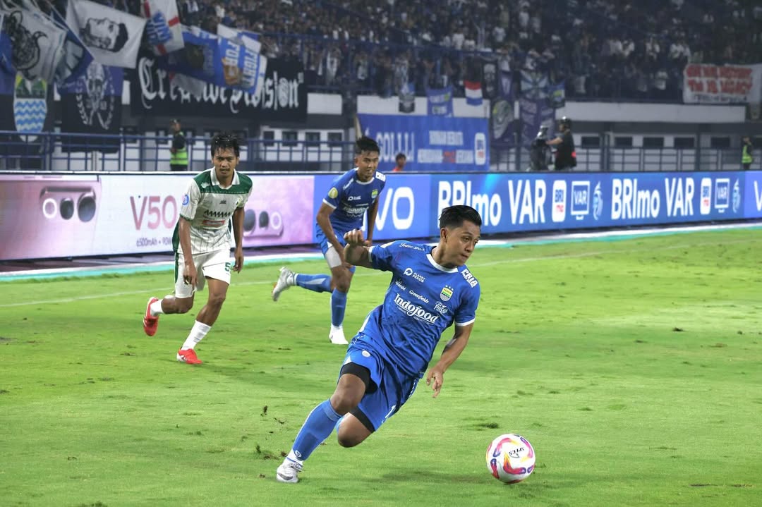 RAMAI DIPERBINCANGKAN: Febri Hariyadi saat membela Persib Bandung di Super League.