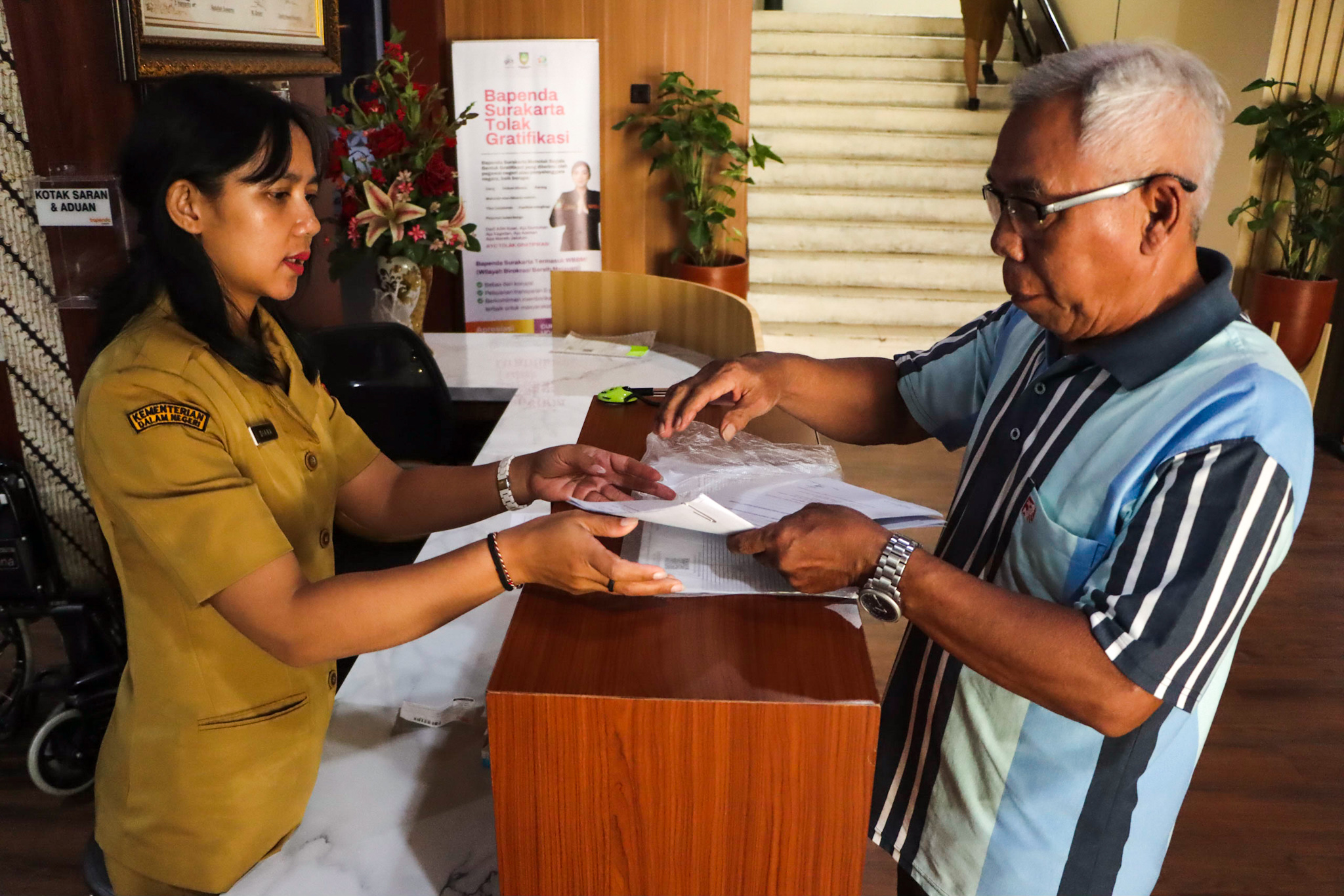 Pelayanan Bapenda ilustrasi ASN WFA Solo.