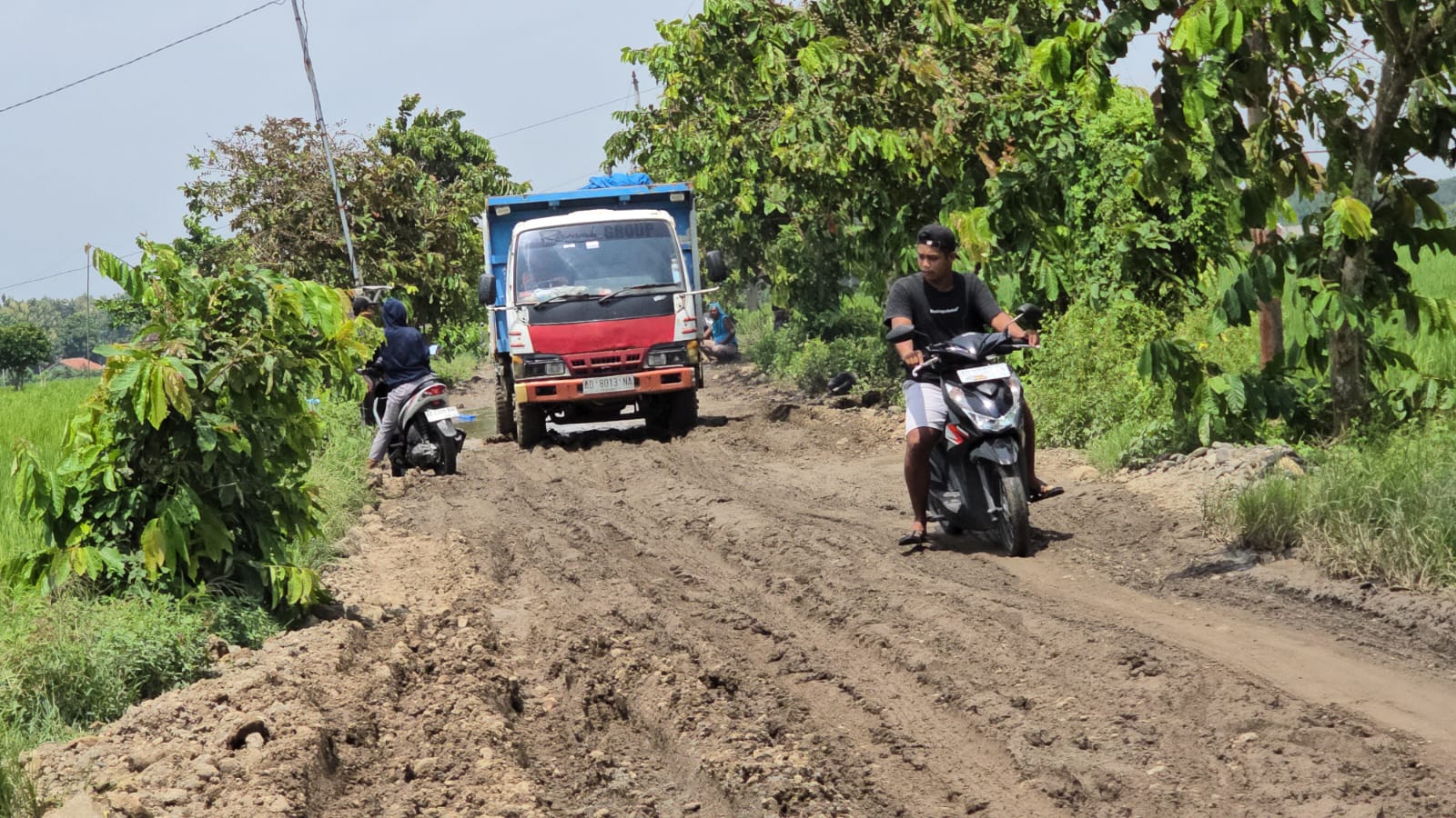 Akses jalan Desa Gading, Tanon, Sragen rusak parah akibat aktivitas truk Galian C. Jalan berubah jadi kubangan lumpur, warga uji nyali setiap hari.